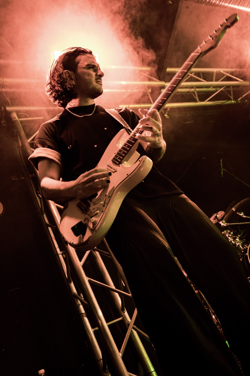 TNK gitaristi sahnede