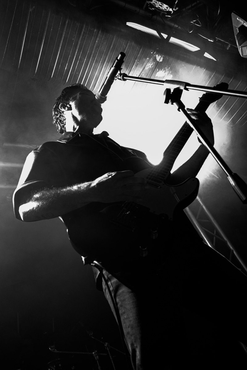 TNK gitaristi siyah beyaz sahne fotoğrafı