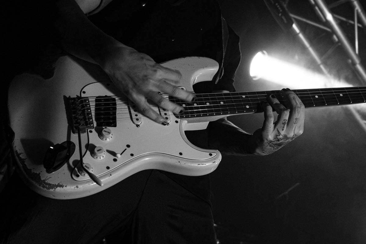Konserde çalınan gitarın yakın planı